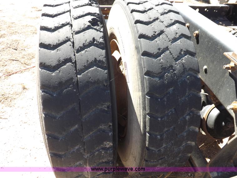 image for item I8405 2004 International 9200i semi truck