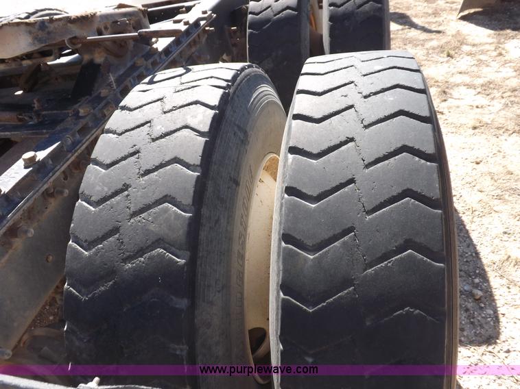 image for item I8405 2004 International 9200i semi truck