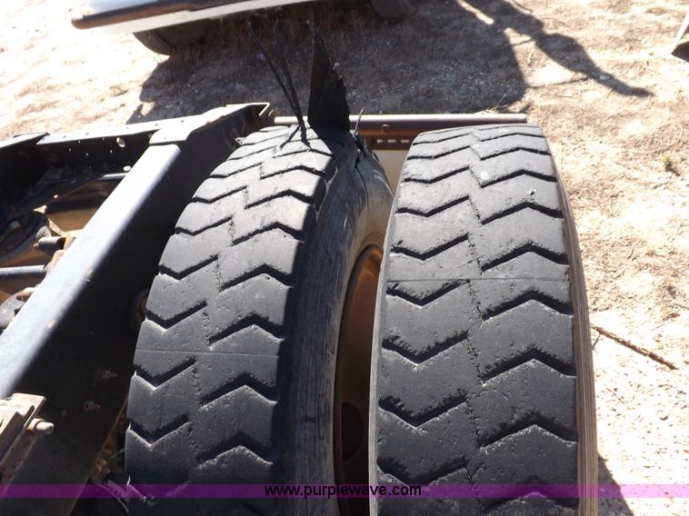 image for item I8405 2004 International 9200i semi truck