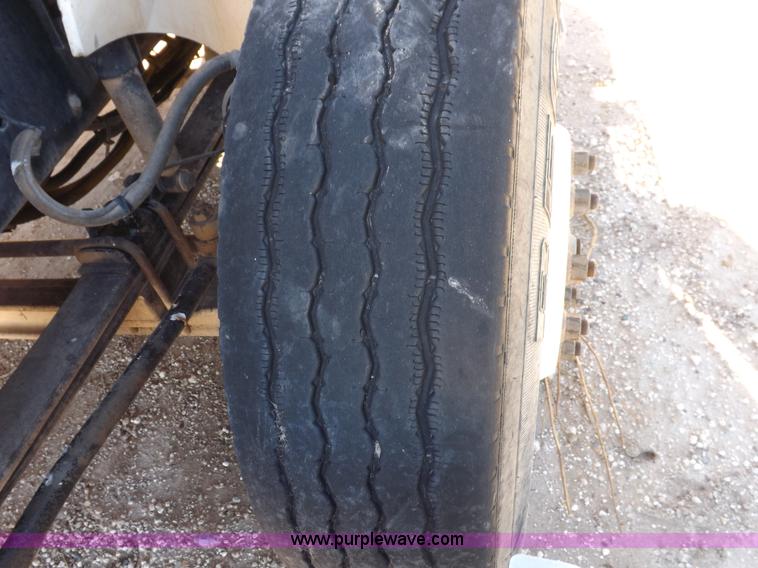 image for item I8405 2004 International 9200i semi truck