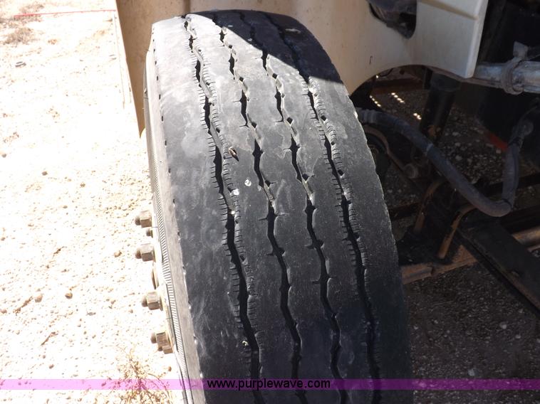 image for item I8405 2004 International 9200i semi truck