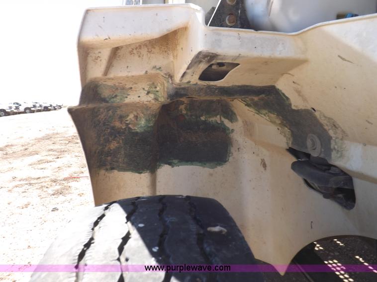 image for item I8405 2004 International 9200i semi truck