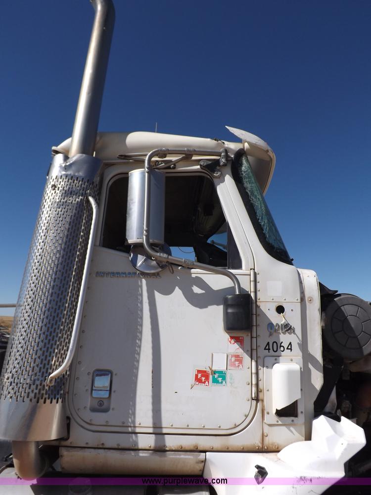 image for item I8405 2004 International 9200i semi truck