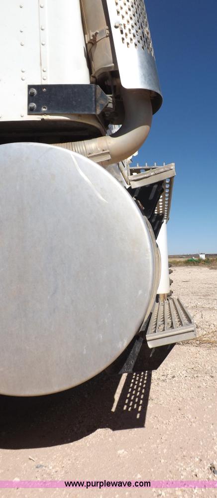 image for item I8405 2004 International 9200i semi truck