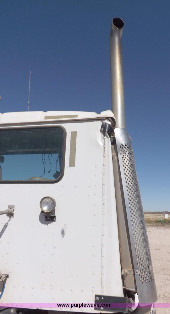 image for item I8405 2004 International 9200i semi truck