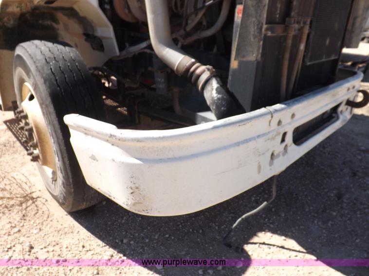 image for item I8405 2004 International 9200i semi truck