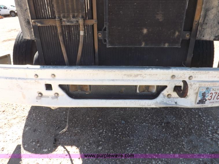 image for item I8405 2004 International 9200i semi truck