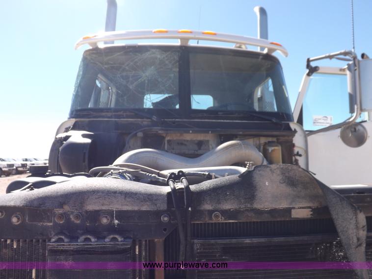 image for item I8405 2004 International 9200i semi truck