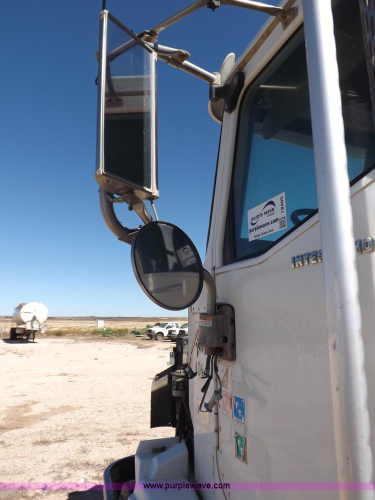 image for item I8405 2004 International 9200i semi truck