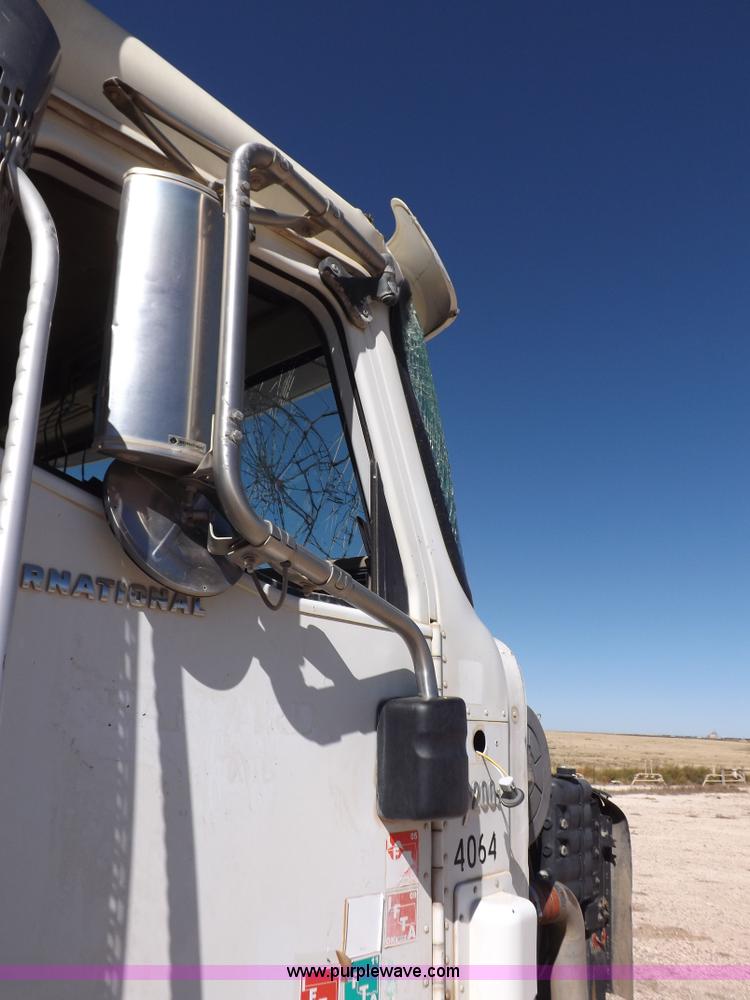 image for item I8405 2004 International 9200i semi truck