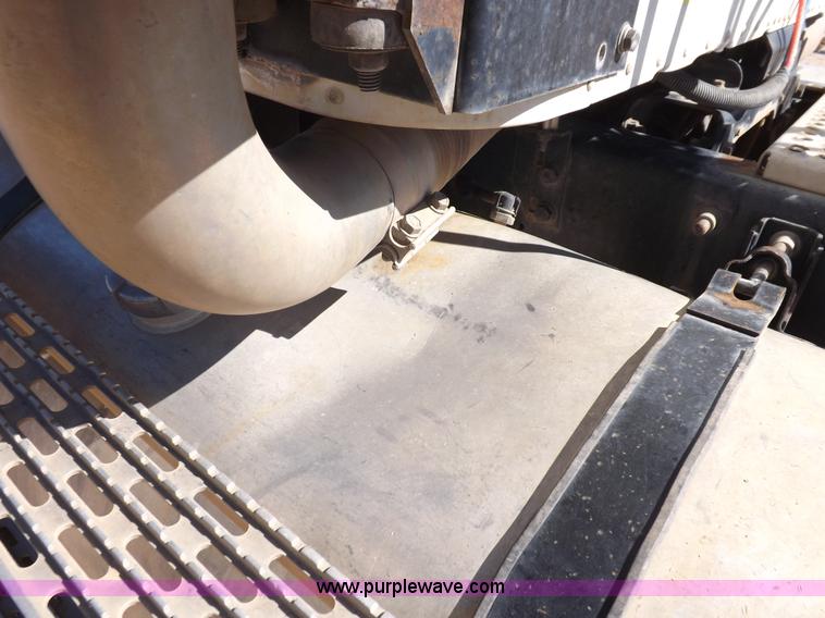 image for item I8405 2004 International 9200i semi truck