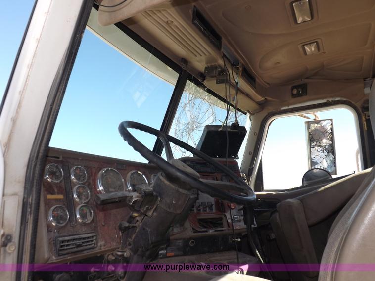 image for item I8405 2004 International 9200i semi truck