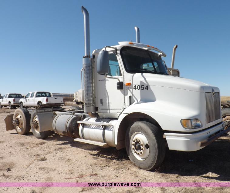image for item I8406 2003 International 9200i semi truck