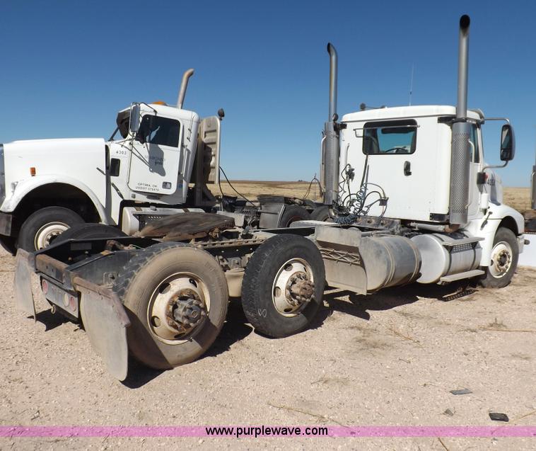 image for item I8406 2003 International 9200i semi truck