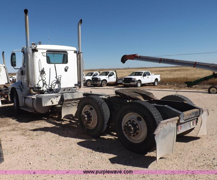 image for item I8406 2003 International 9200i semi truck