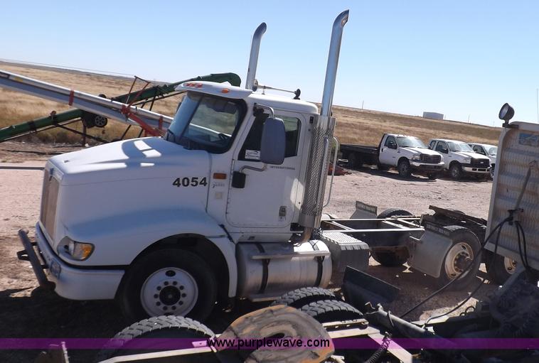 image for item I8406 2003 International 9200i semi truck