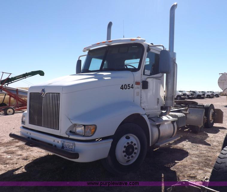 image for item I8406 2003 International 9200i semi truck