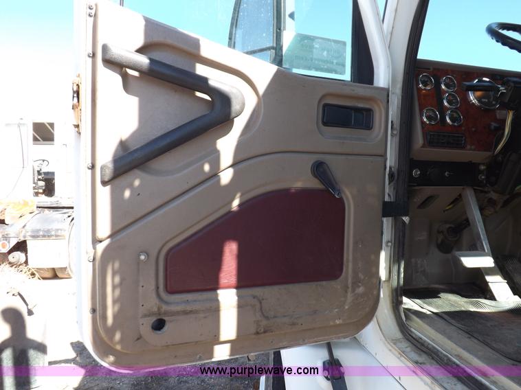 image for item I8406 2003 International 9200i semi truck