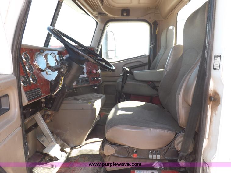 image for item I8406 2003 International 9200i semi truck