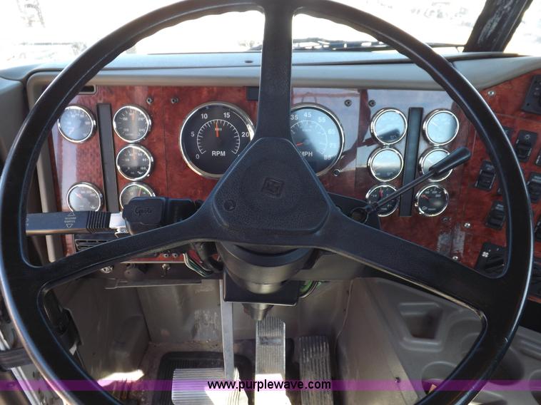 image for item I8406 2003 International 9200i semi truck