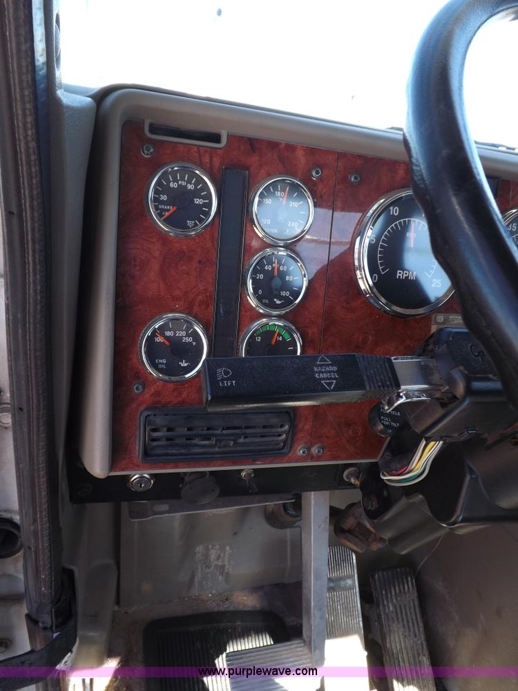 image for item I8406 2003 International 9200i semi truck