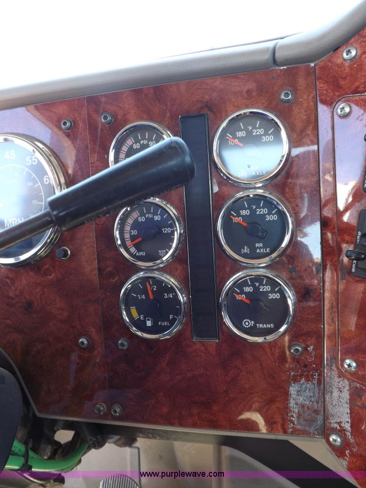 image for item I8406 2003 International 9200i semi truck