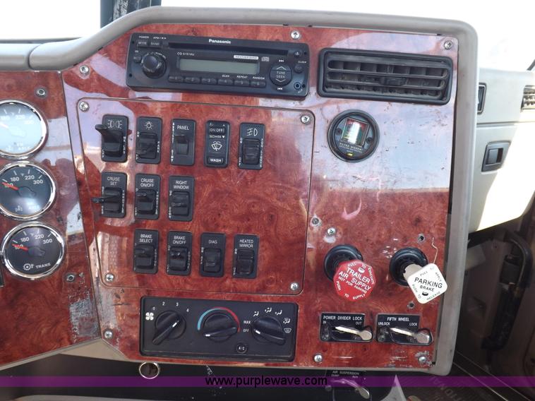 image for item I8406 2003 International 9200i semi truck