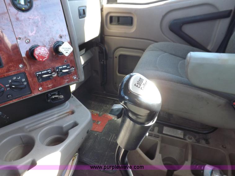 image for item I8406 2003 International 9200i semi truck