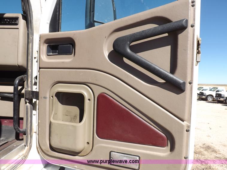 image for item I8406 2003 International 9200i semi truck