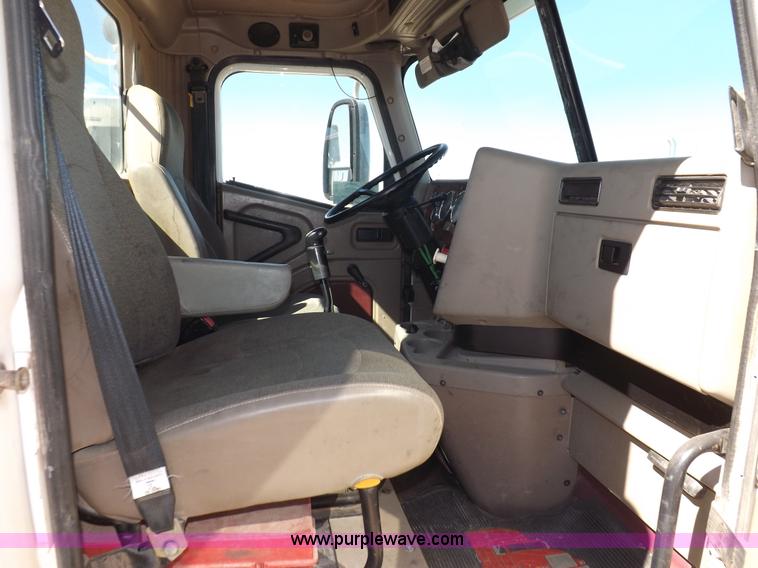 image for item I8406 2003 International 9200i semi truck