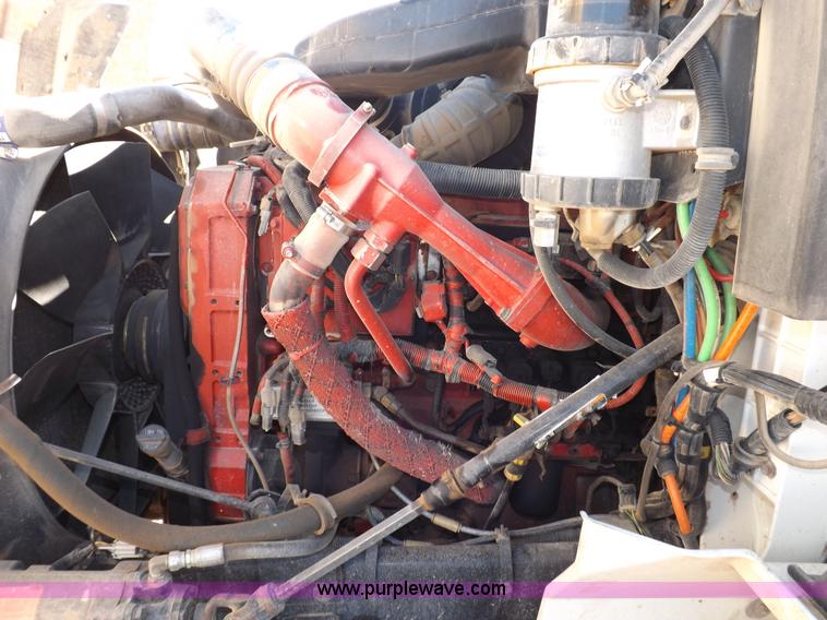 image for item I8406 2003 International 9200i semi truck