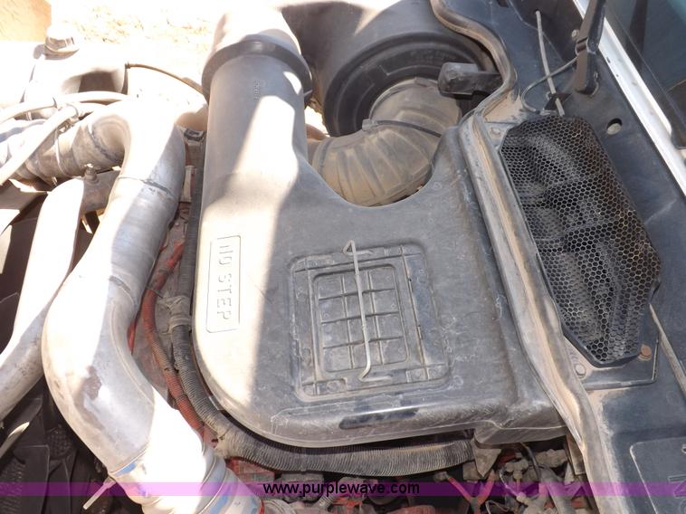 image for item I8406 2003 International 9200i semi truck