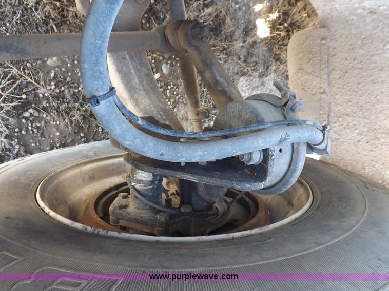 image for item I8406 2003 International 9200i semi truck