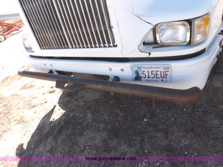 image for item I8406 2003 International 9200i semi truck