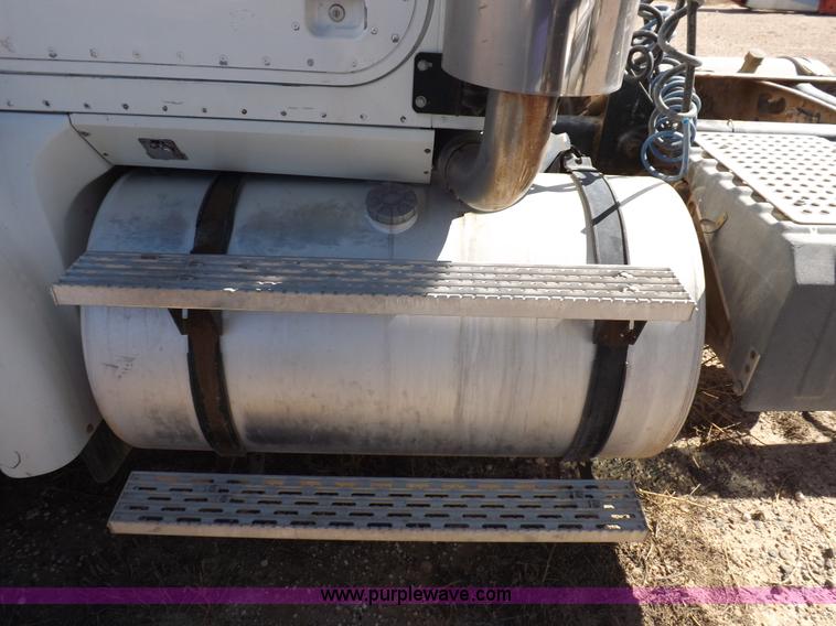 image for item I8406 2003 International 9200i semi truck