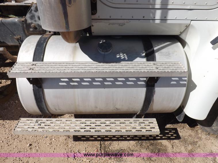 image for item I8406 2003 International 9200i semi truck