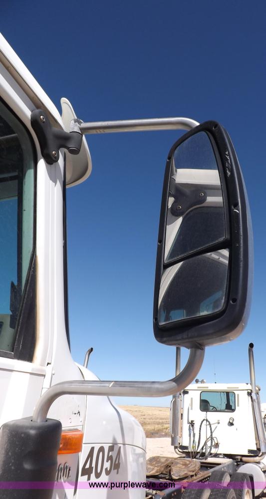 image for item I8406 2003 International 9200i semi truck