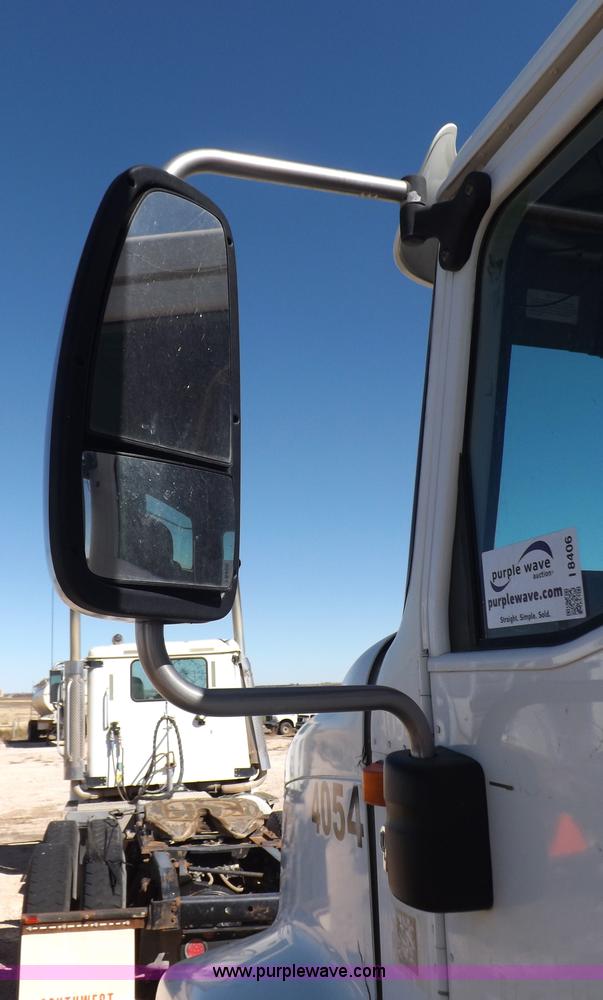 image for item I8406 2003 International 9200i semi truck