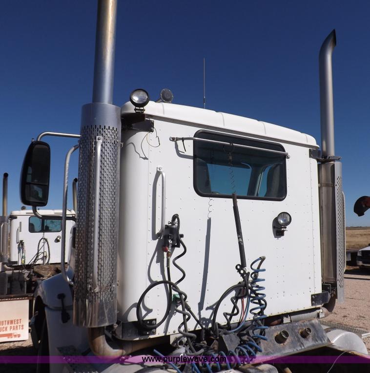 image for item I8406 2003 International 9200i semi truck