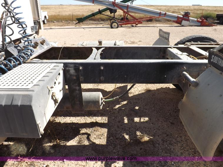 image for item I8406 2003 International 9200i semi truck