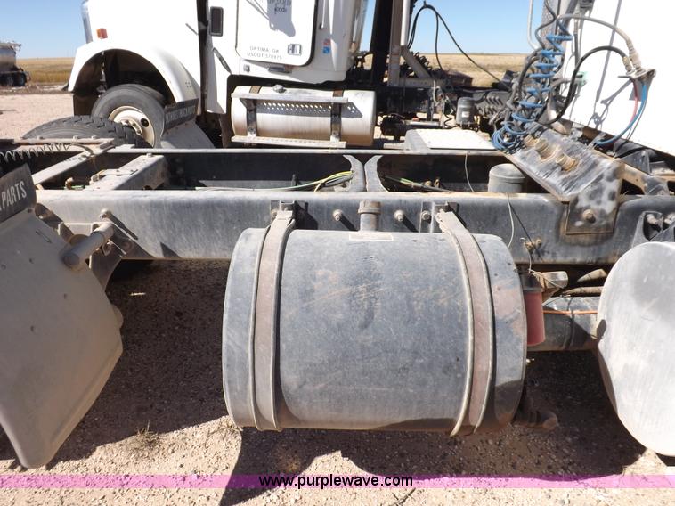 image for item I8406 2003 International 9200i semi truck