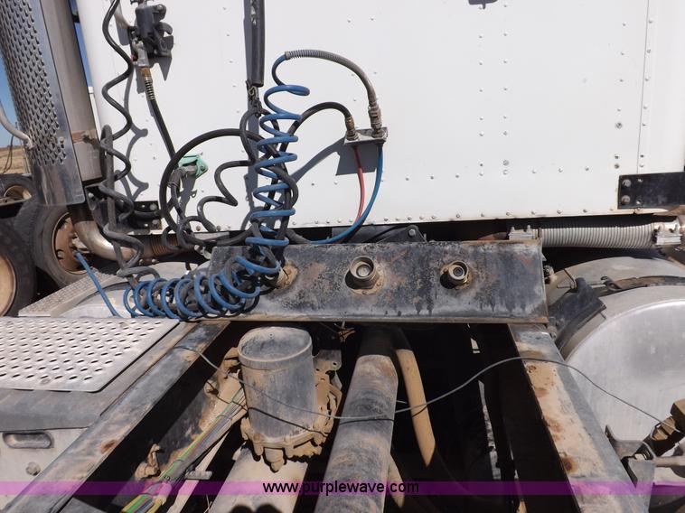 image for item I8406 2003 International 9200i semi truck