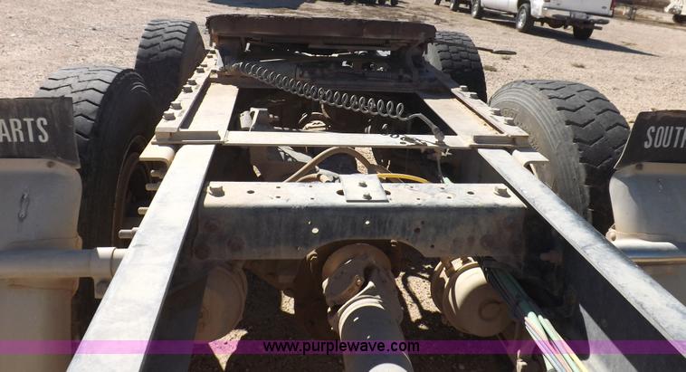 image for item I8406 2003 International 9200i semi truck