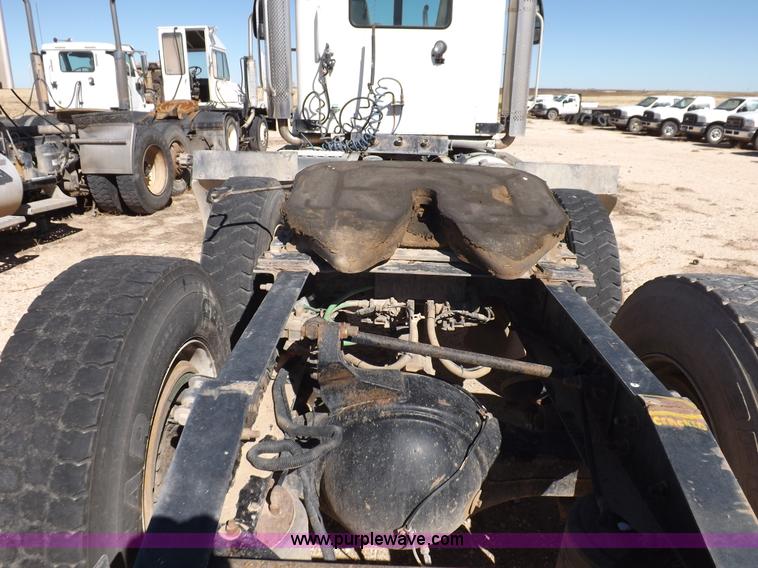 image for item I8406 2003 International 9200i semi truck