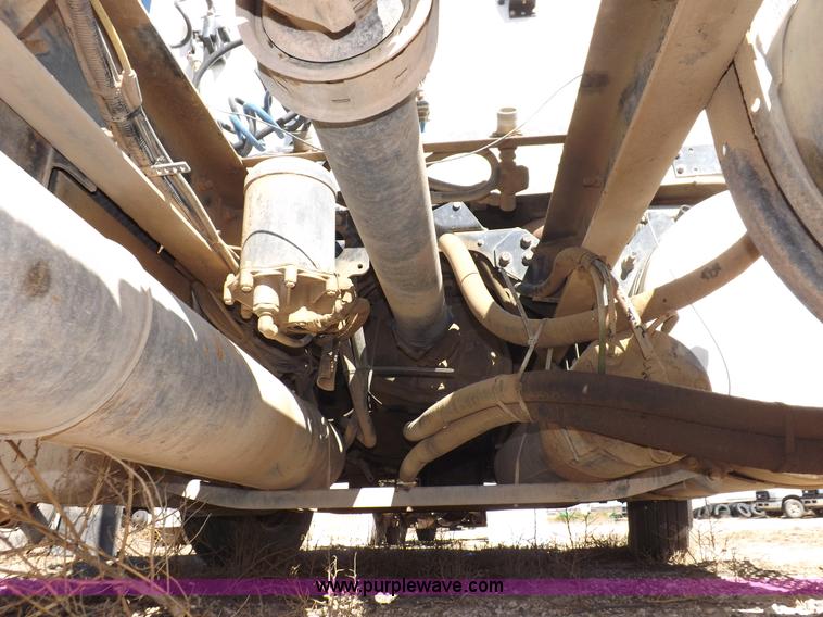 image for item I8406 2003 International 9200i semi truck