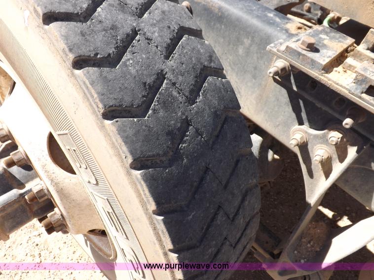 image for item I8406 2003 International 9200i semi truck