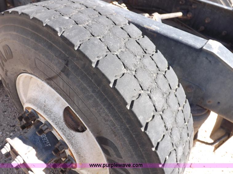 image for item I8406 2003 International 9200i semi truck