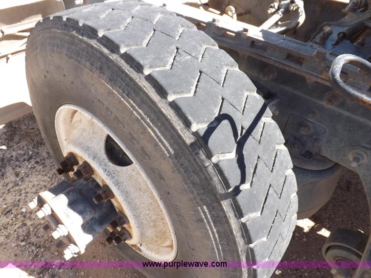 image for item I8406 2003 International 9200i semi truck