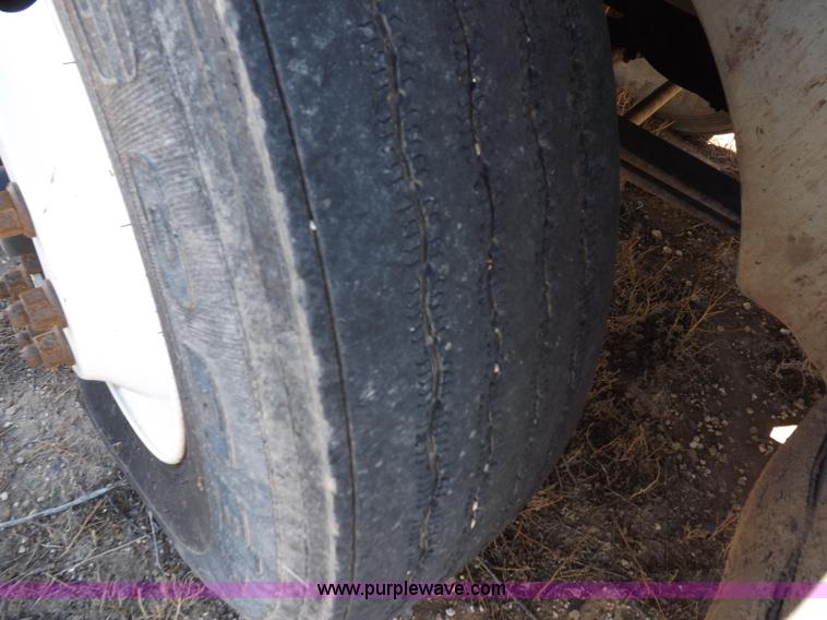 image for item I8406 2003 International 9200i semi truck