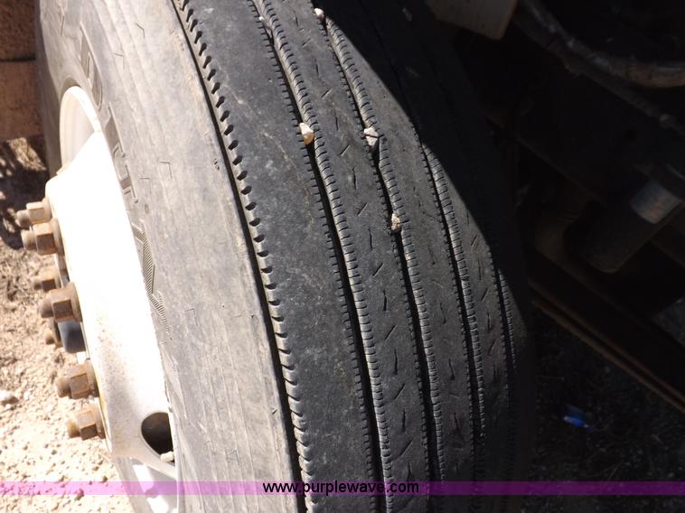 image for item I8406 2003 International 9200i semi truck